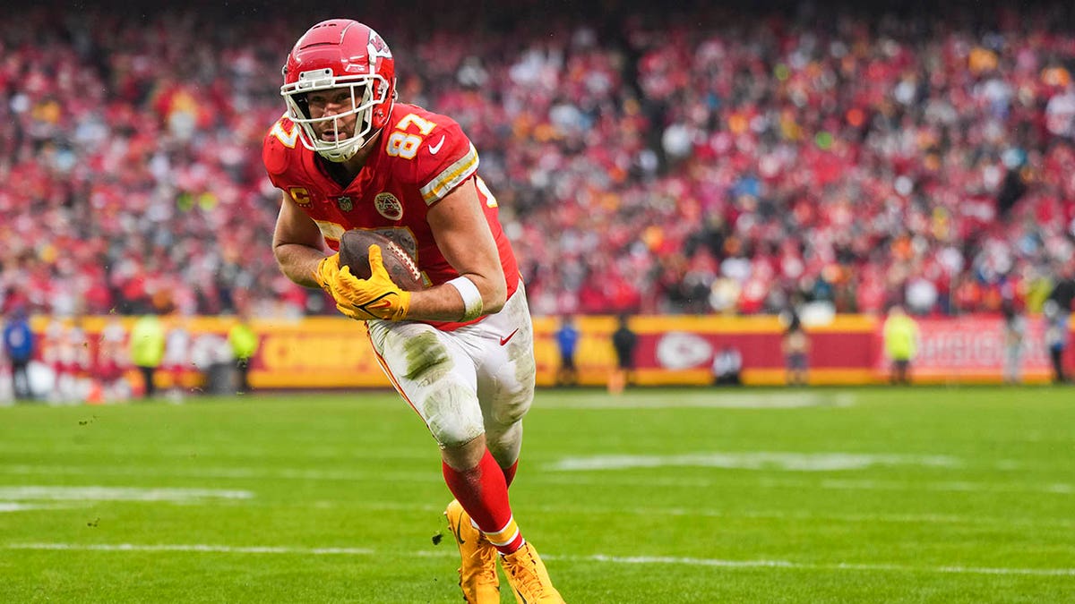 Travis Kelce catches a touchdown