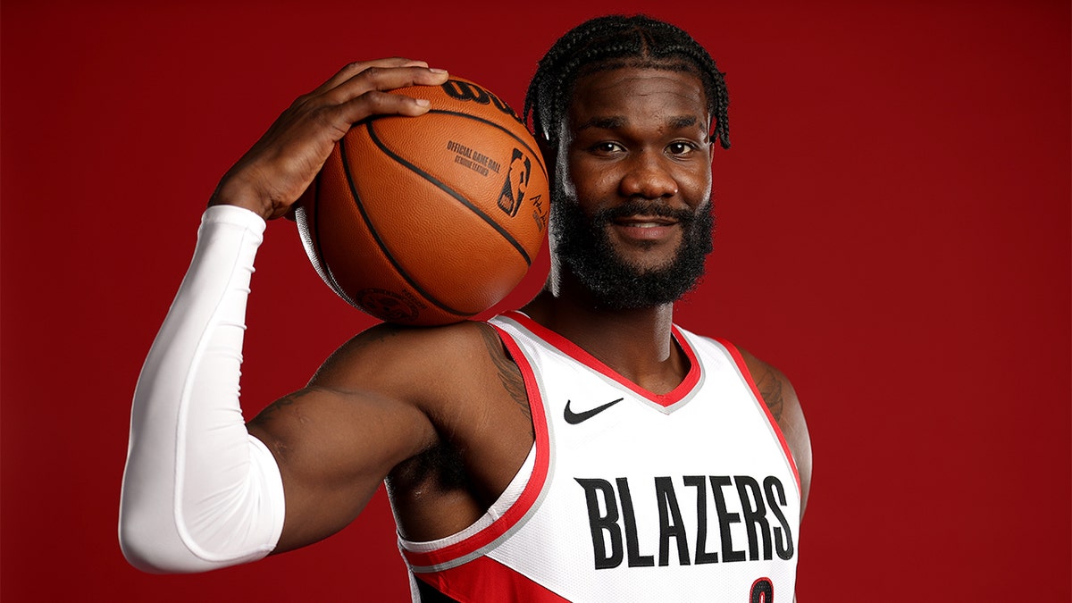 Deandre Ayton poses for a photo