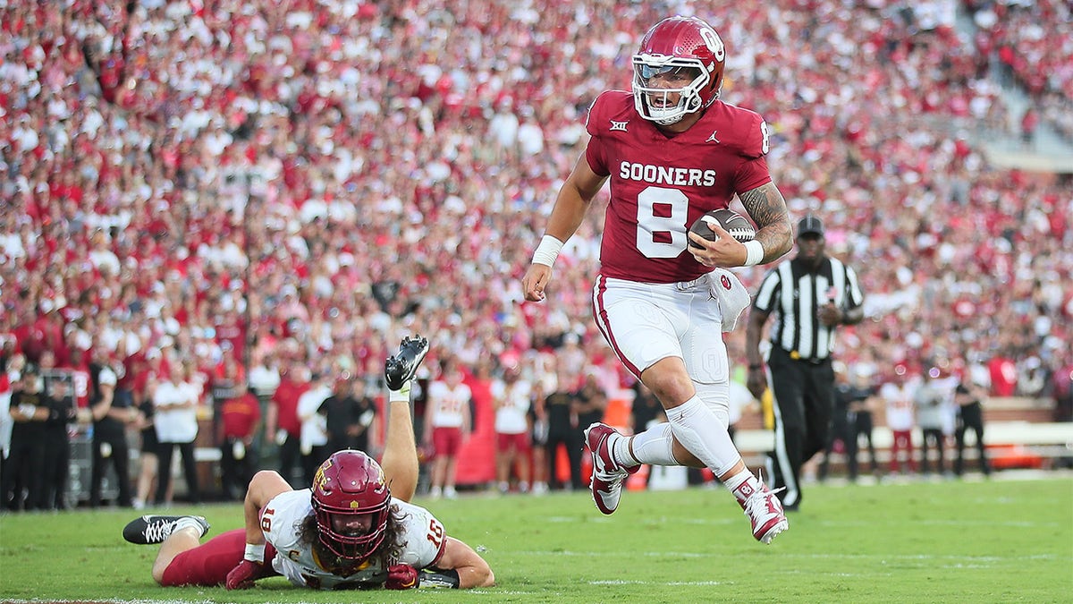 Dillon Gabriel scores against Iowa State