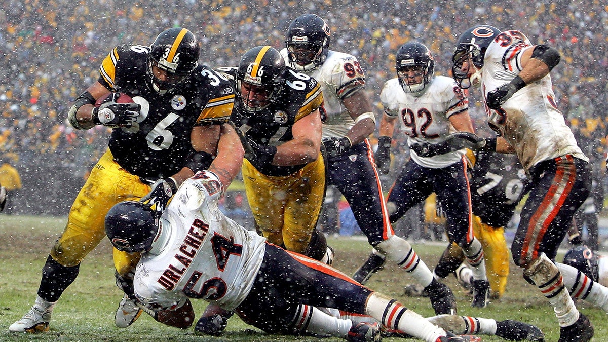 Jerome Bettis runs over a Bears player