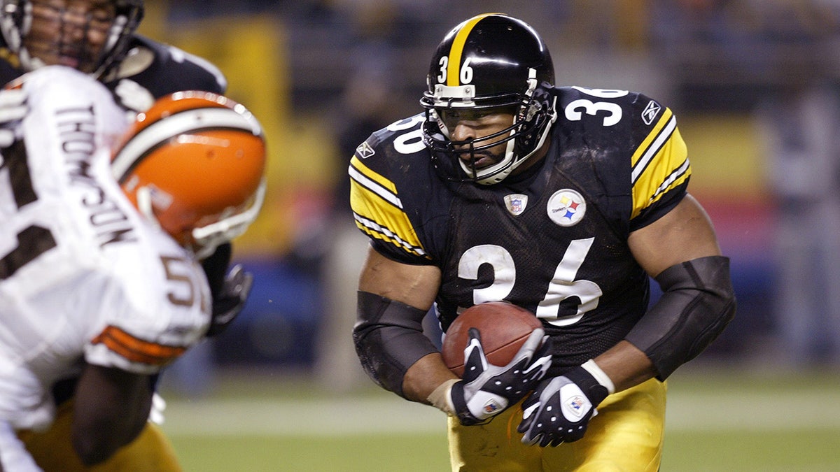 Jerome Bettis runs the ball