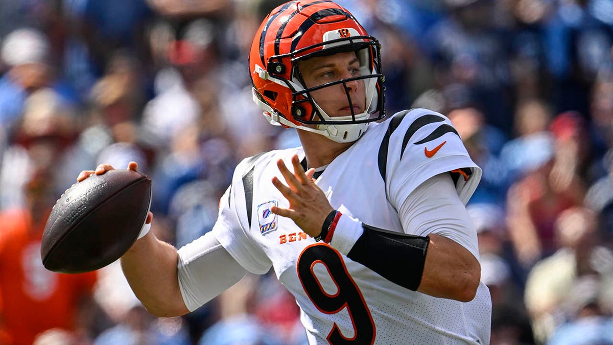 Joe Burrow throws a pass