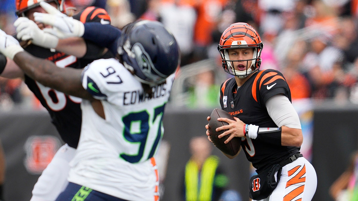 Joe Burrow looks to pass