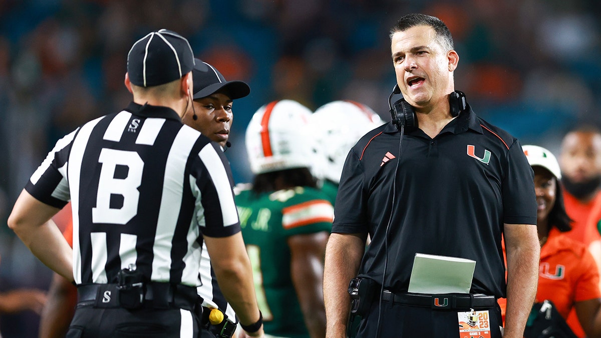 Mario Cristobal talks to referee