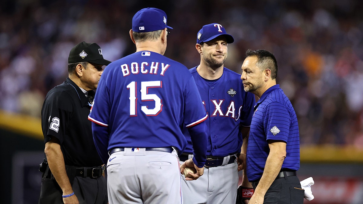 Max Scherzer speaks with coaches and trainers