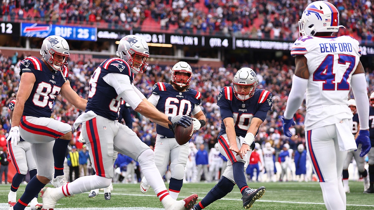 Mike Gesicki celebrates touchdown