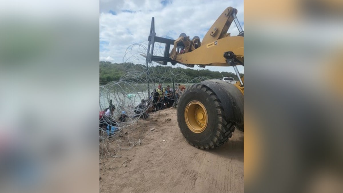 bulldozer cutting razor wire in Texas border 