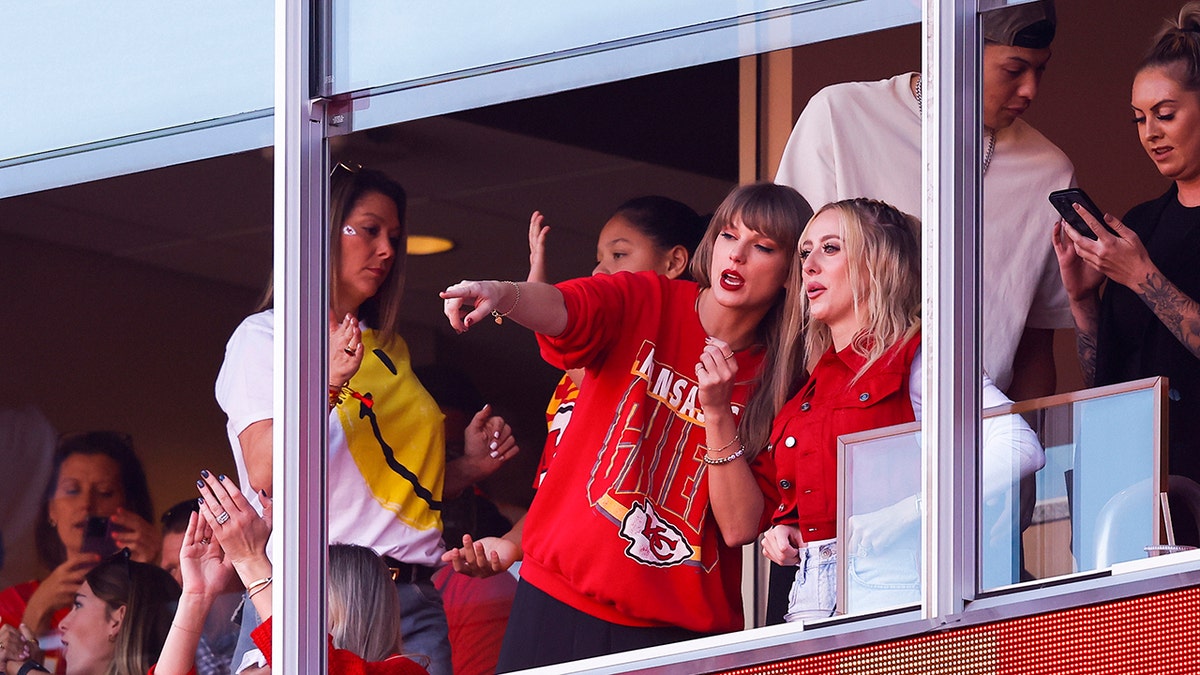 Taylor Swift points on life at Arrowhead Stadium