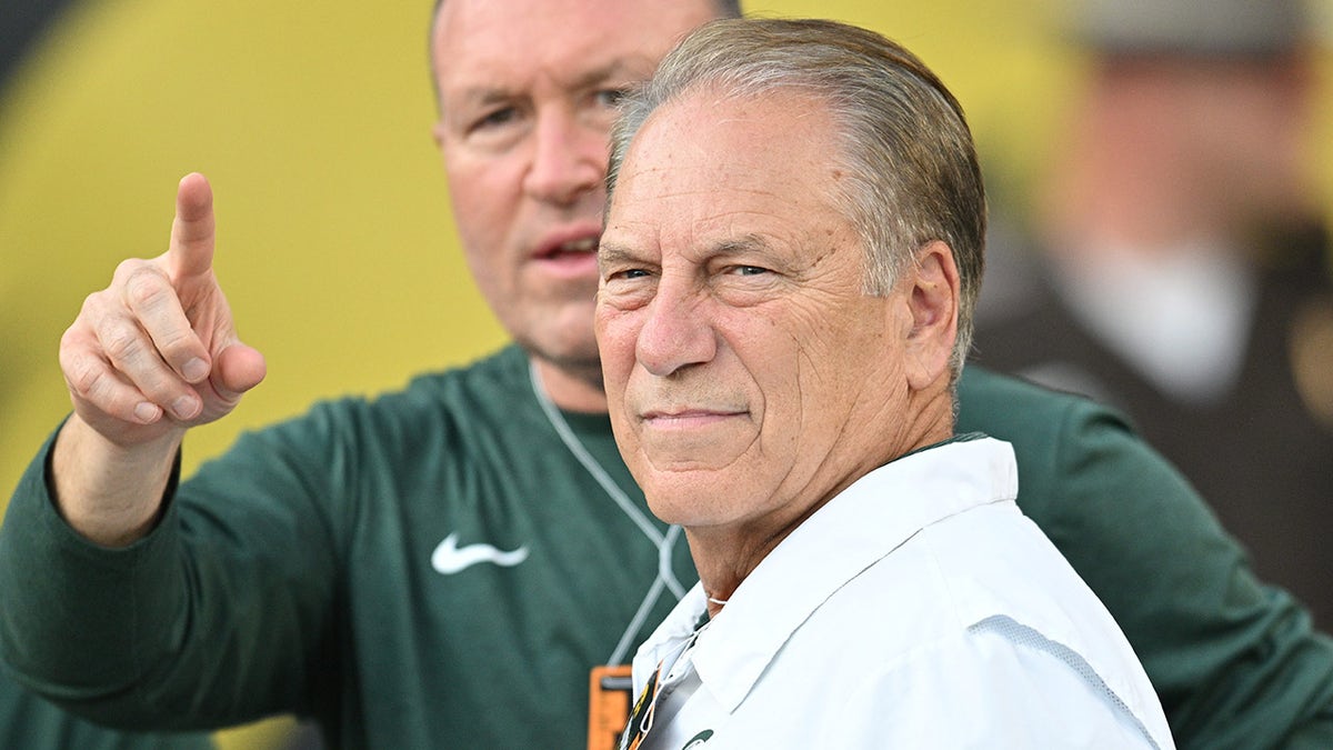 Tom Izzo watches the Spartans