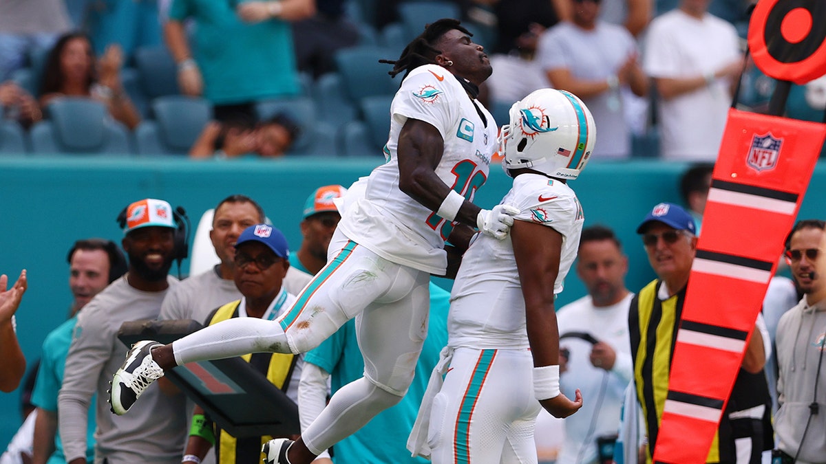 Tyreek hill celebrates touchdown