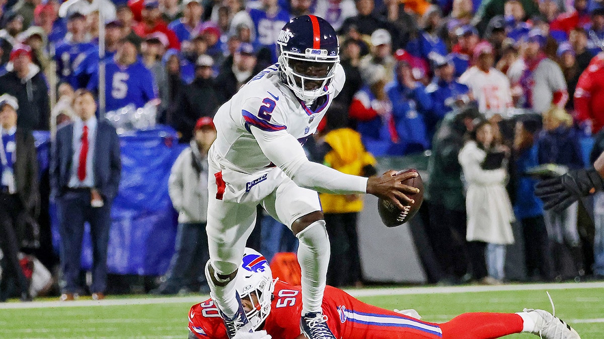 Tyrod Taylor breaks tackle