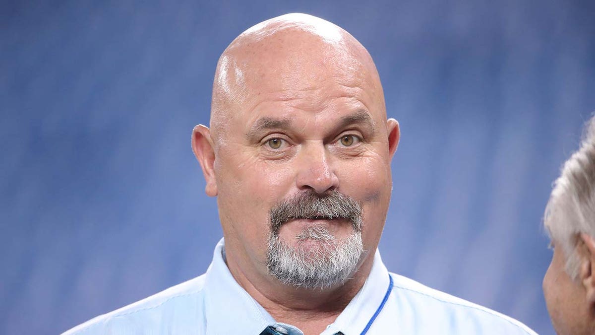 David Wells talks durng batting practice