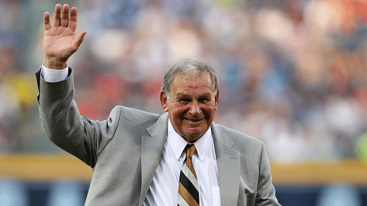 Bobby Cox waving to crowd