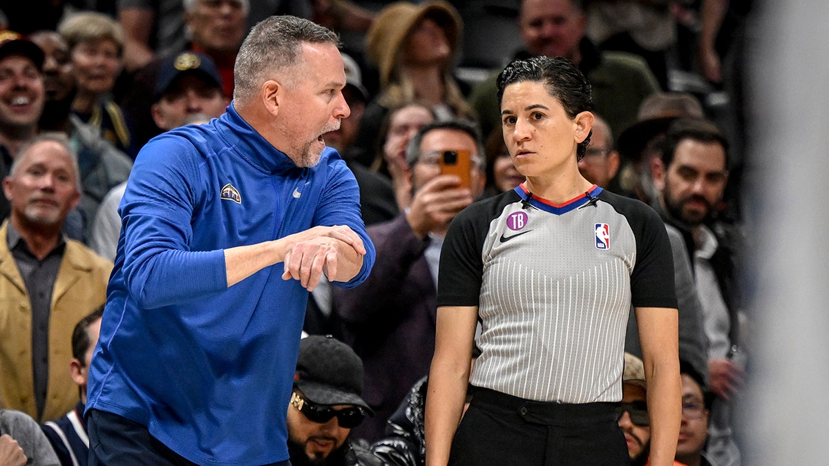 Che Flores officiates during an NBA game