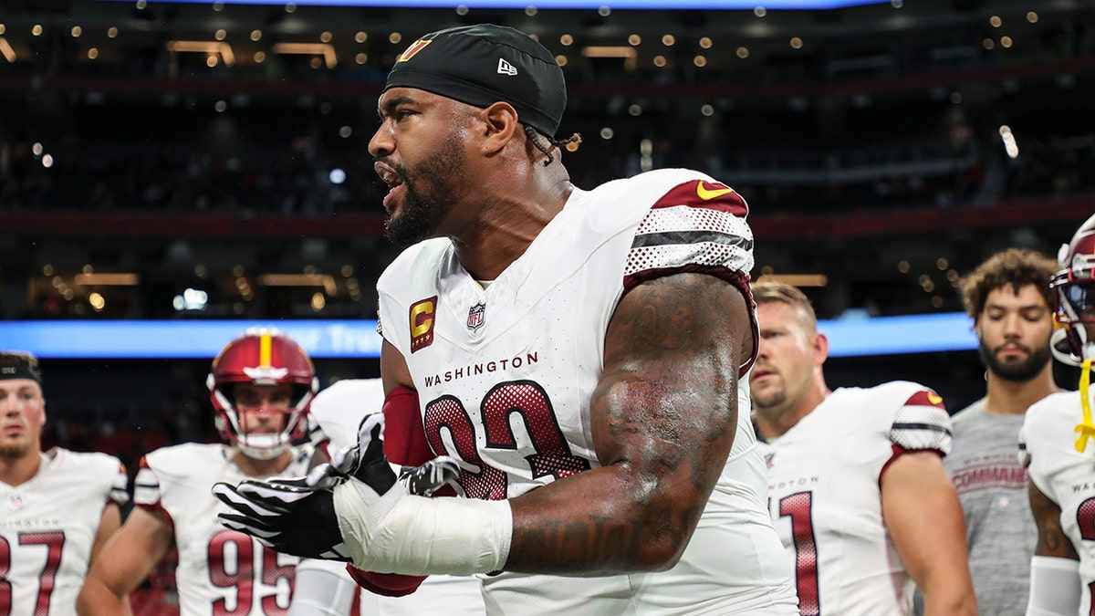 Jonathan Allen leads a huddle