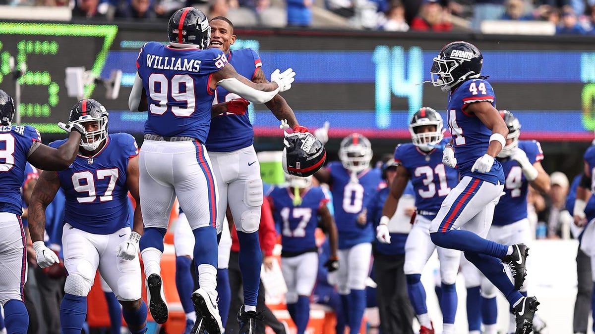 Giants defense celebrates