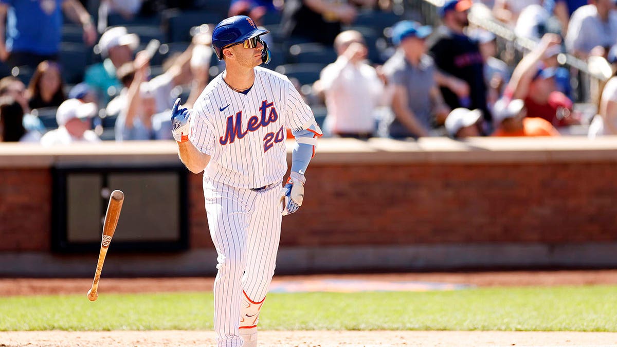 Pete Alonso bat flip