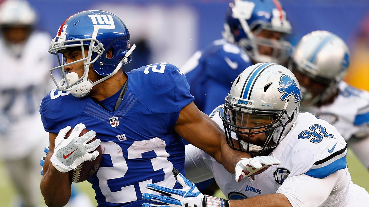 Rashad Jennings avoids a tackle