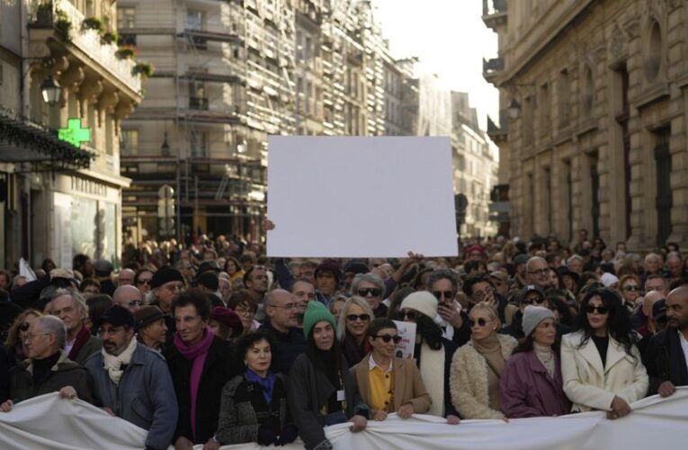 Thousands march silently though Paris, calling for peace in Middle East