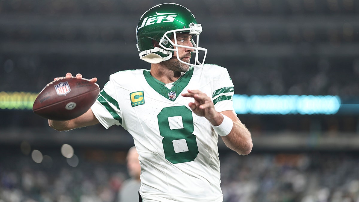 Aaron Rodgers warms up before game