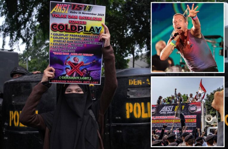Coldplay concert in Malaysia can be stopped by organizers if the band misbehaves, government says