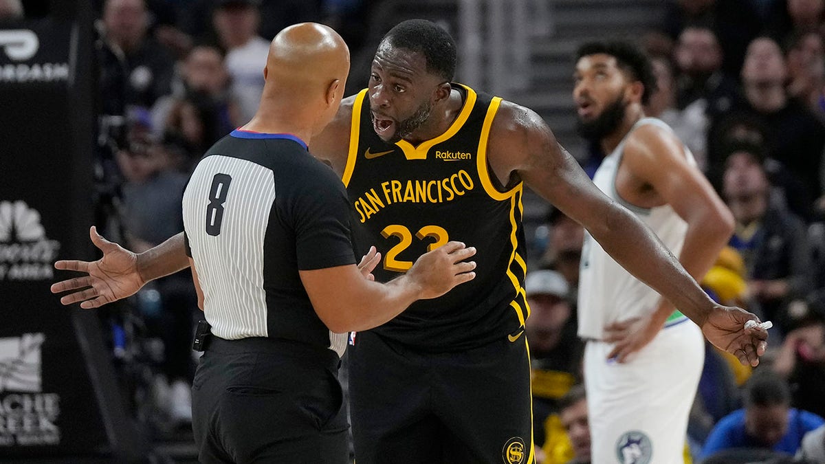 Draymond yelling at ref