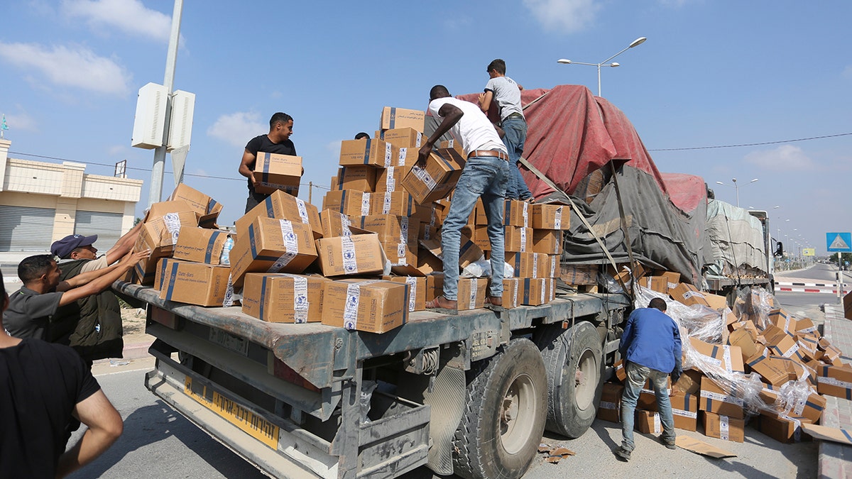 Palestinians, supplies on a truck