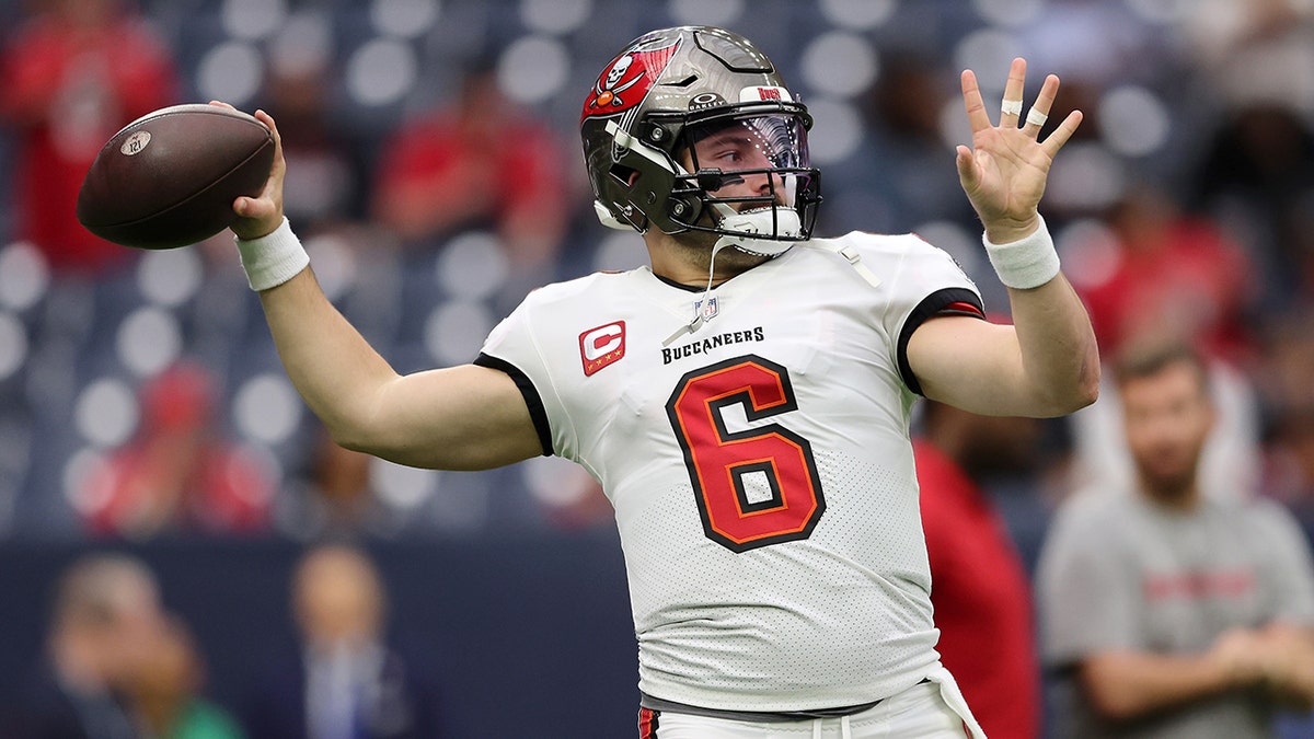 Baker Mayfield throws ball