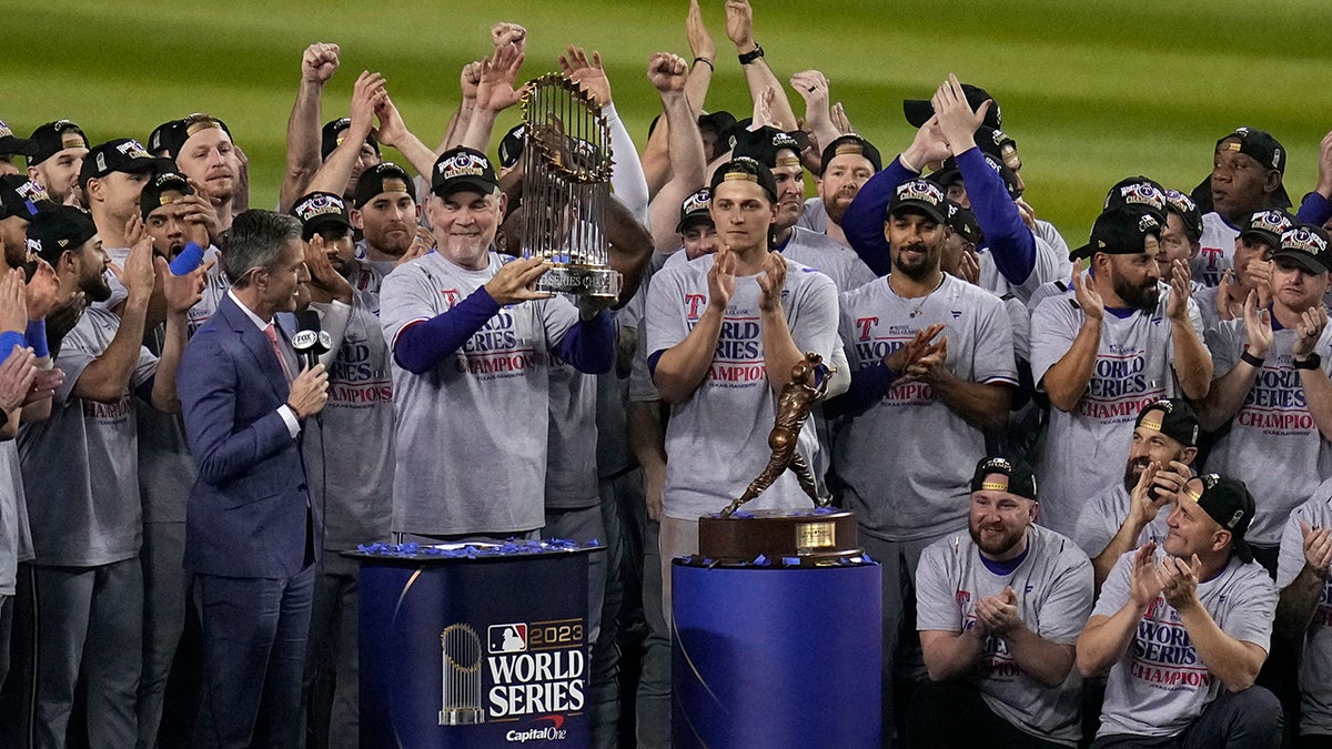 Bruce Bochy with his team