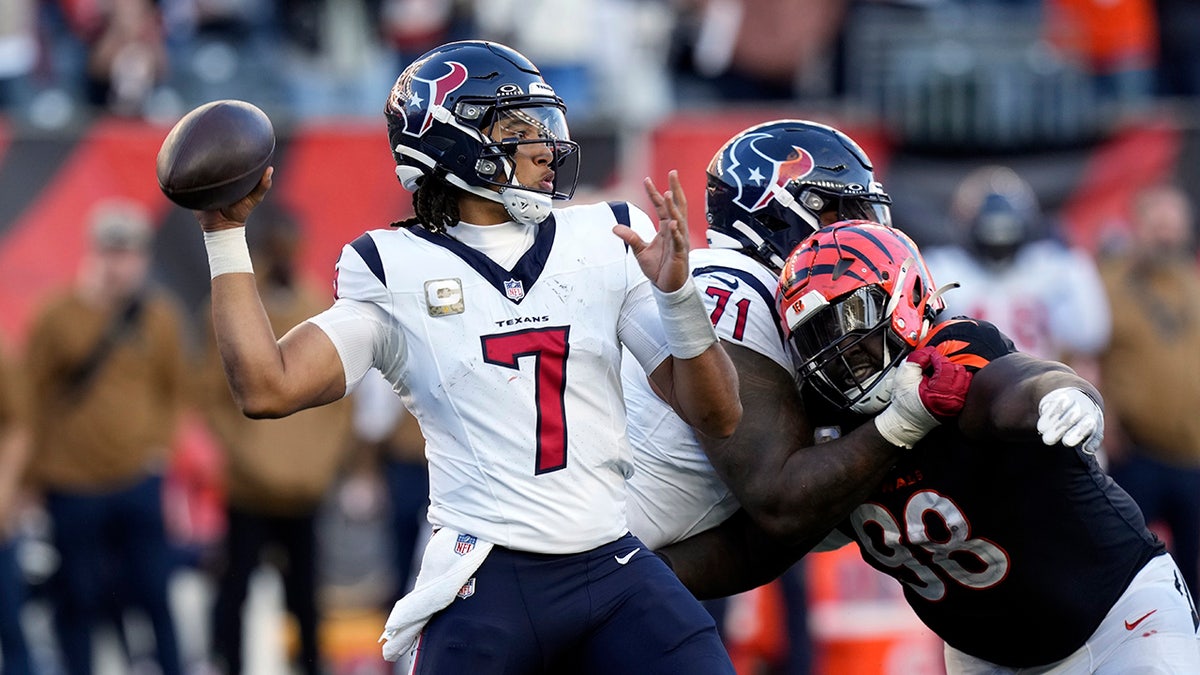 CJ Stroud throws a pass