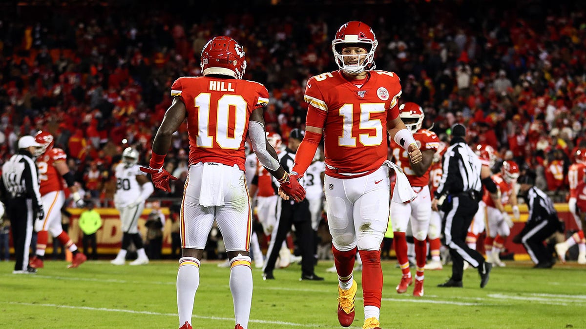 Tyreek Hill congratulates Patrick Mahomes