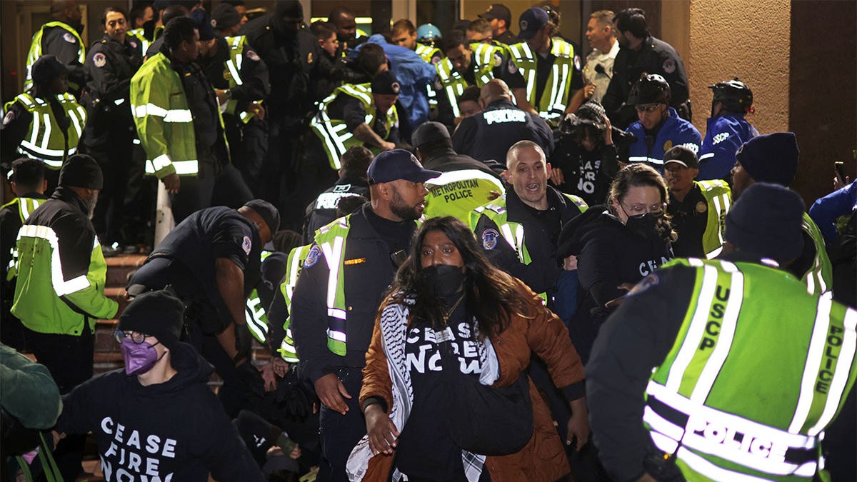 capitol police working to break up mob outside DNC headquarters