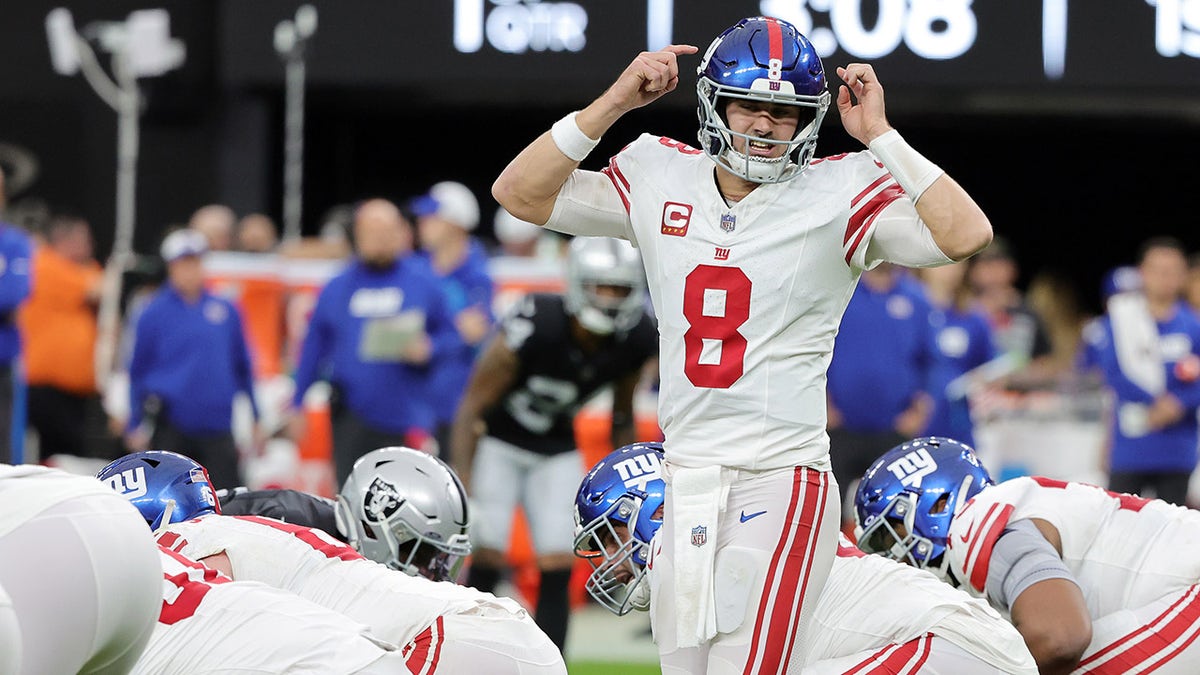 Daniel Jones calls a play