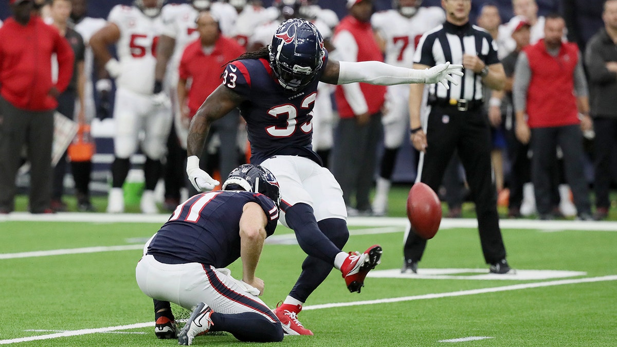 Dare Ogunbowale kicks field goal