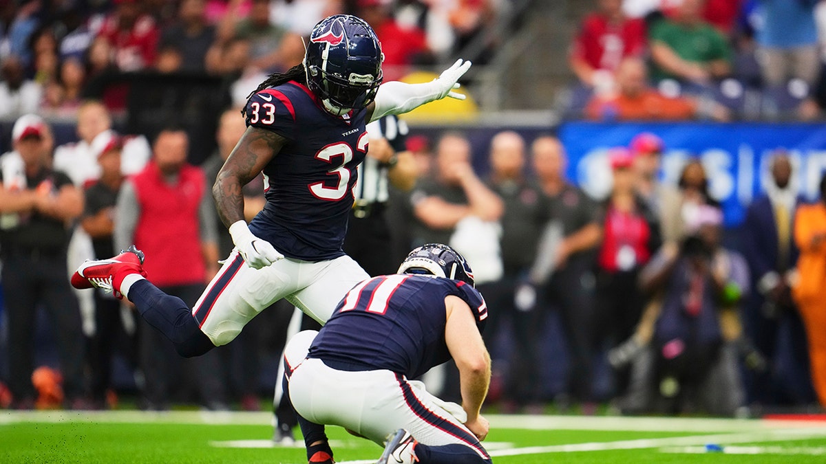 Dare Ogunbowale kicks field goal