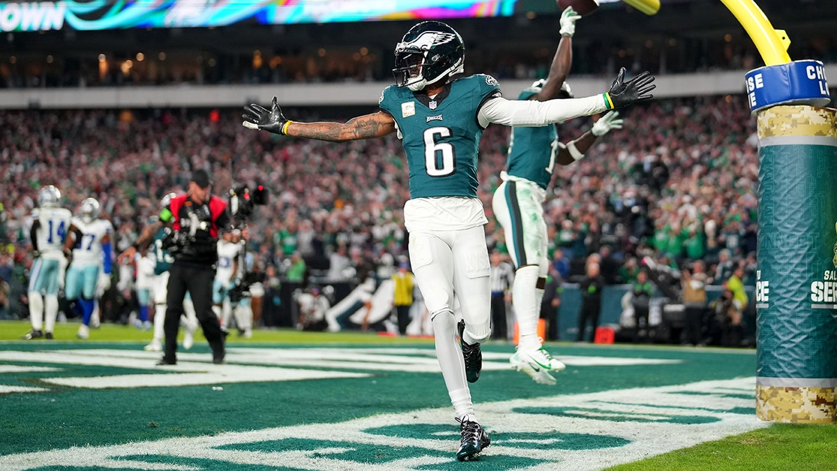 DeVonta Smith celebrates touchdown