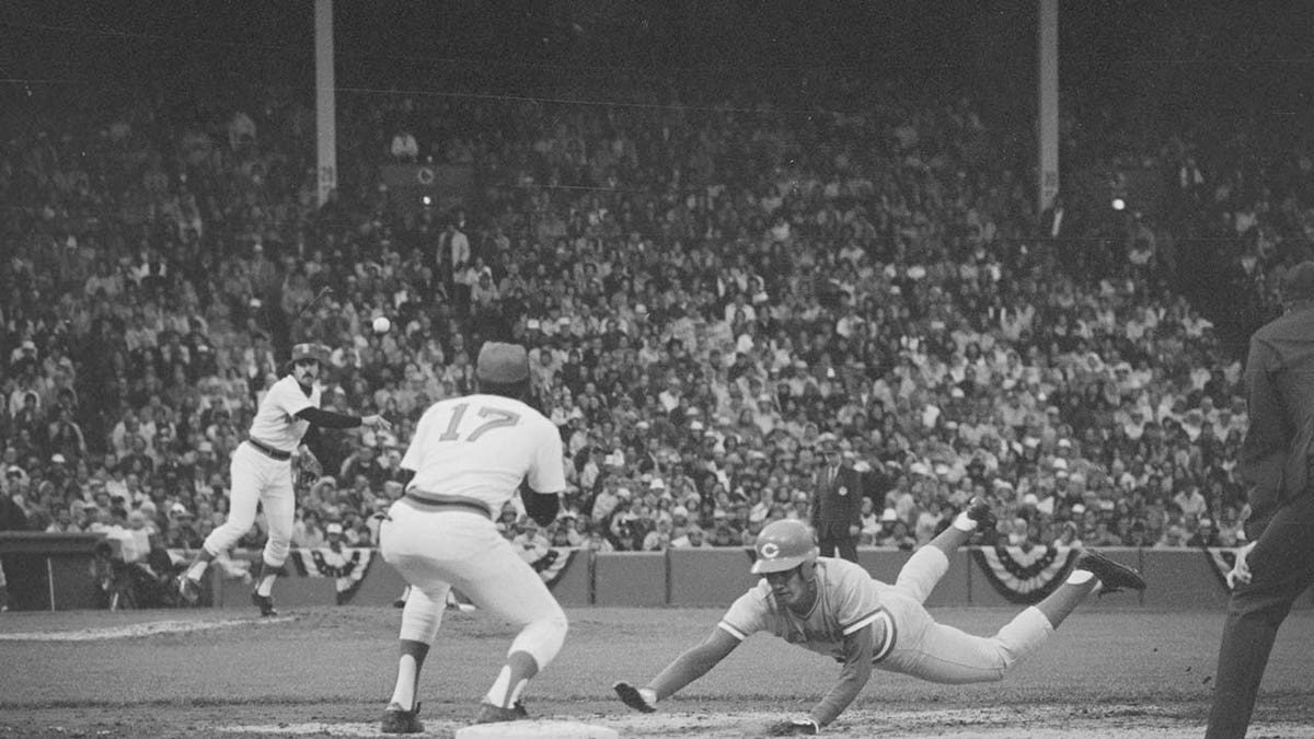 Dick Drago picks off Dave Concepcion