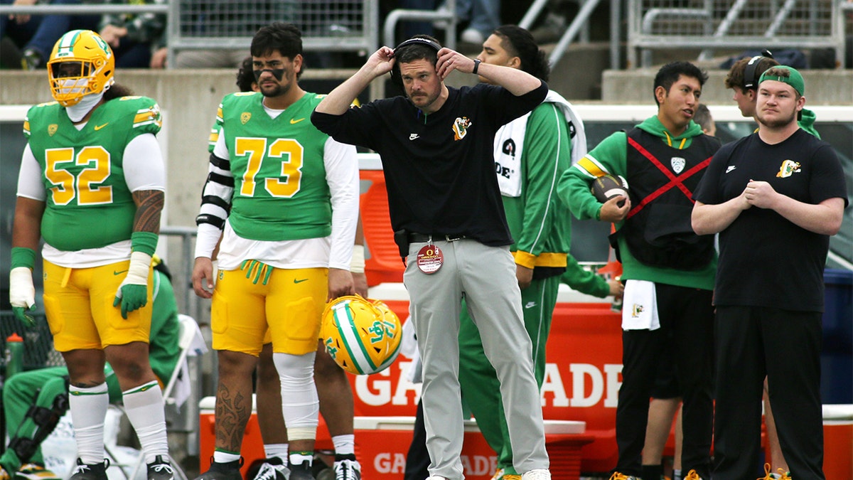 Dan Lanning coaches against Washington State