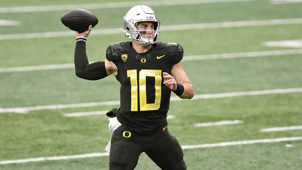 Bo Nix passes against Cal