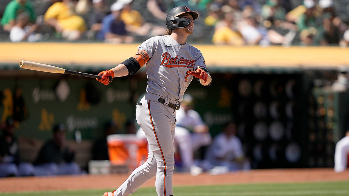 Gunnar Henderson swings bat