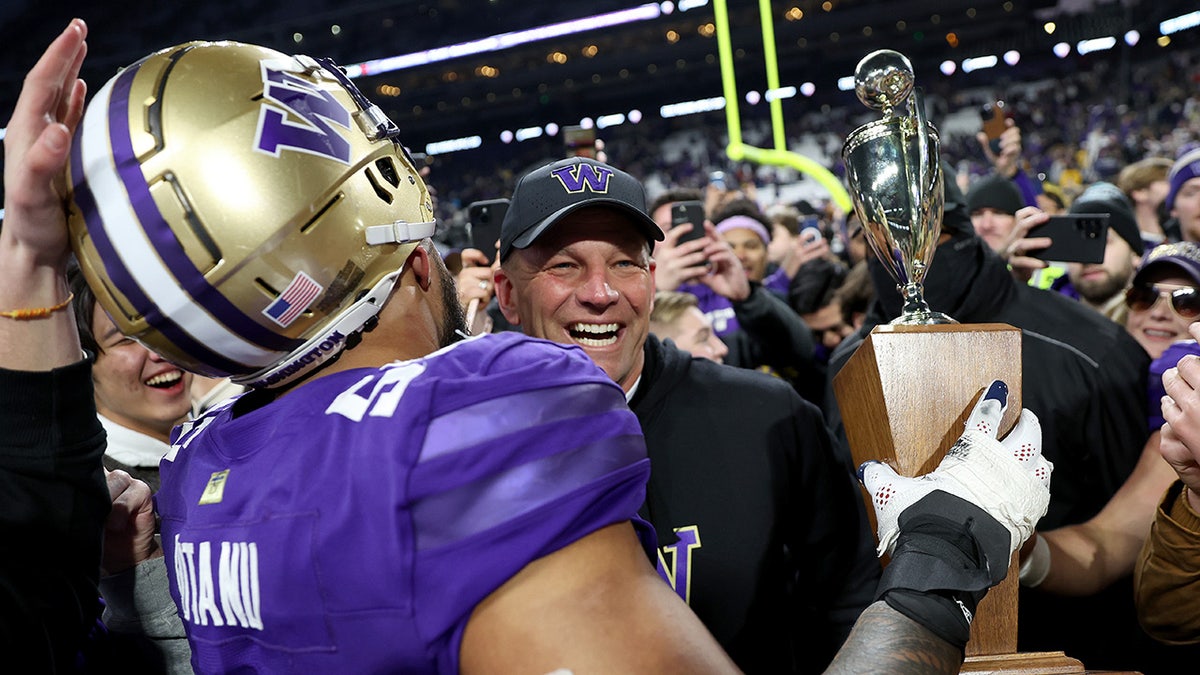 Washington Huskies celebrates winning the Apple Cup