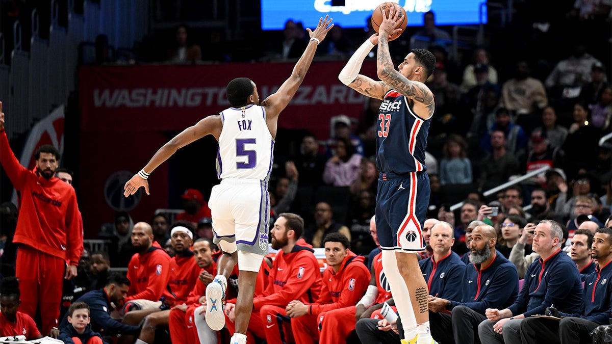 Kyle Kuzma shoots ball