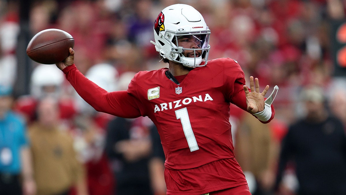 Kyler Murray makes throw