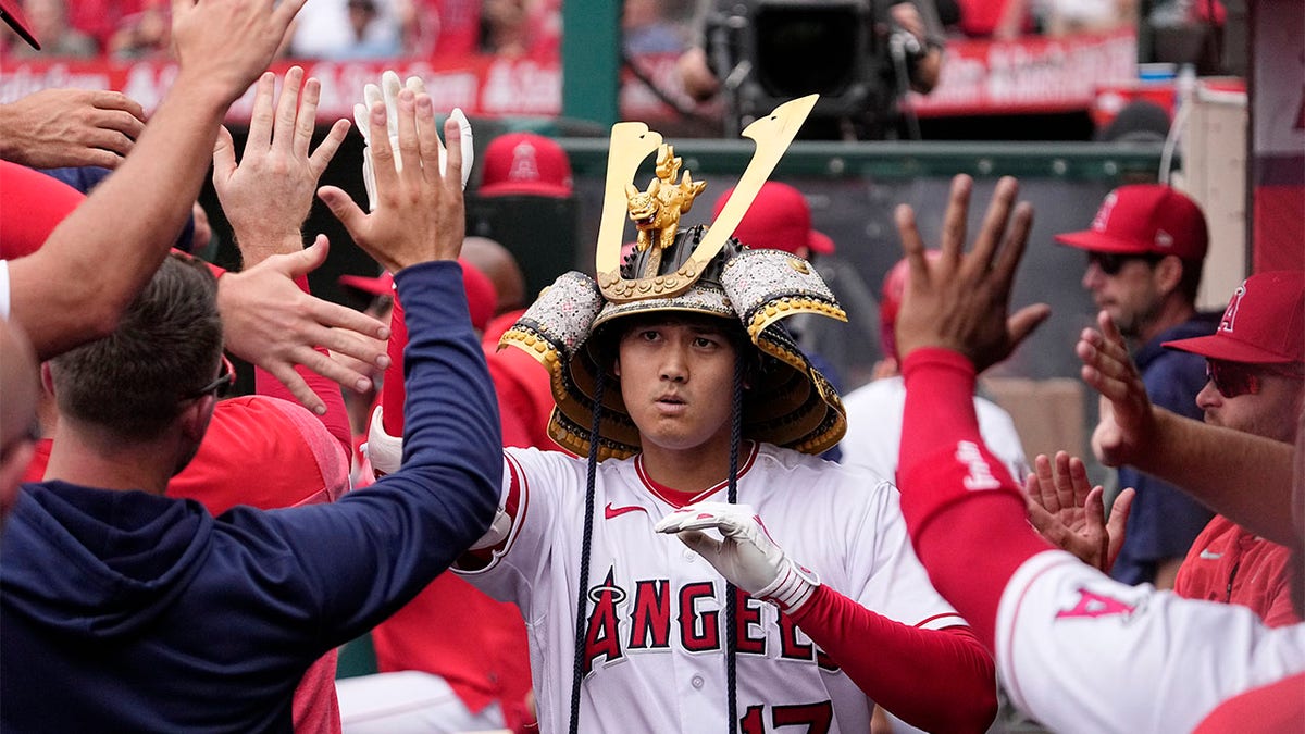 Shohei Ohtani congratulated in dugout