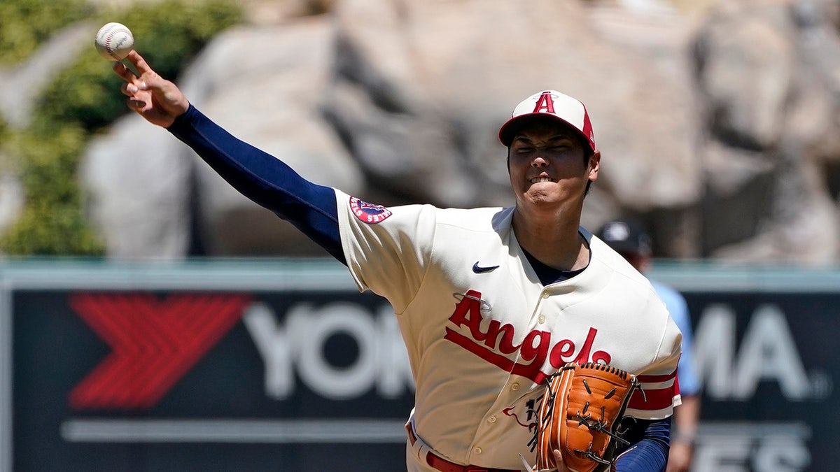 Shohei Ohtani throws