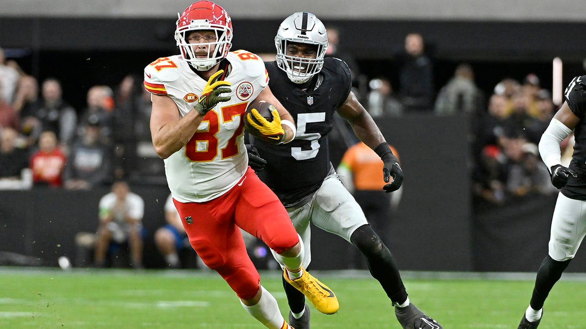 Travis Kelce runs