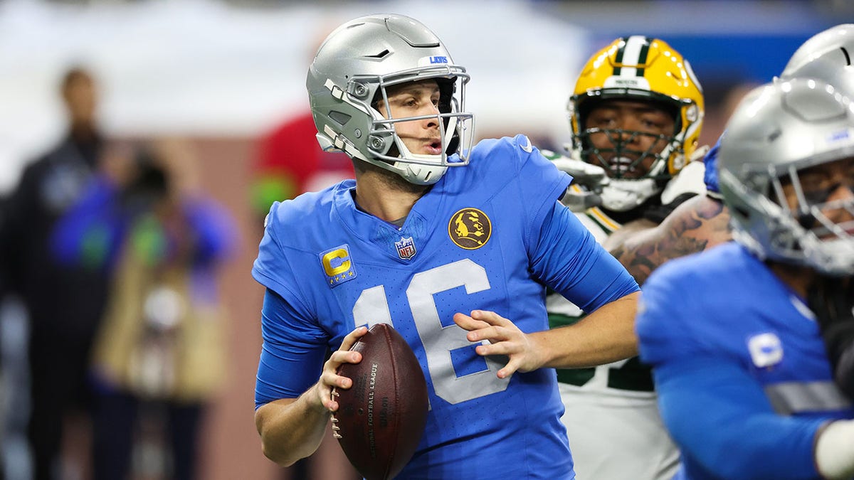 Jared Goff looks to throw