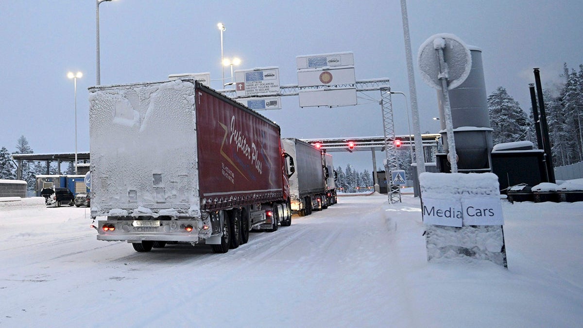 Raja-Jooseppi international border crossing