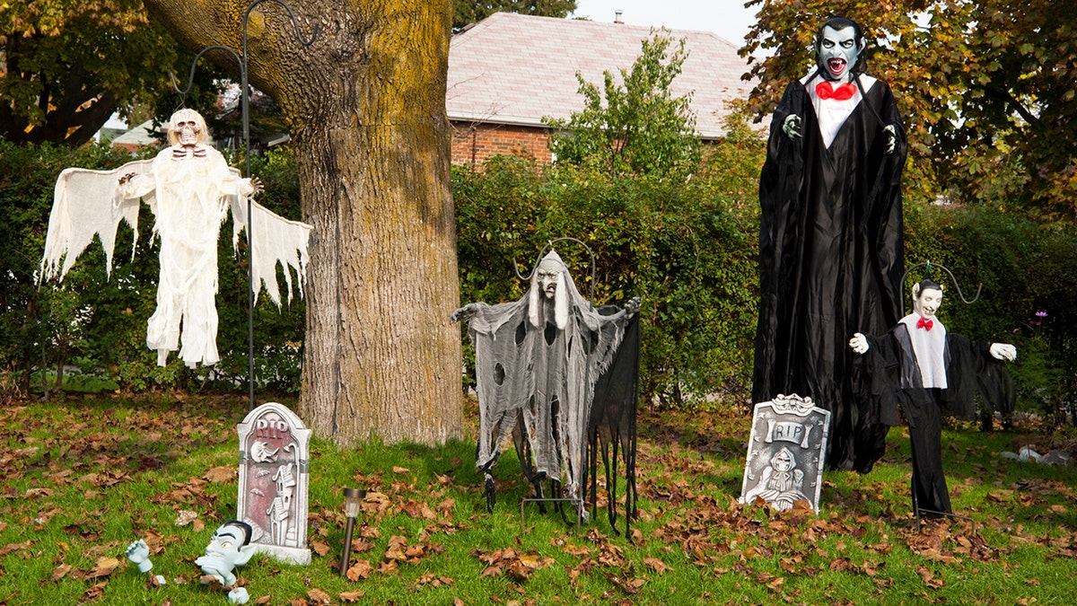 Halloween yard decorations