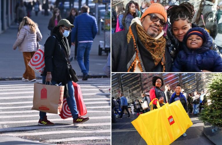 NYC Black Friday shoppers feel the sting of high inflation, soaring prices